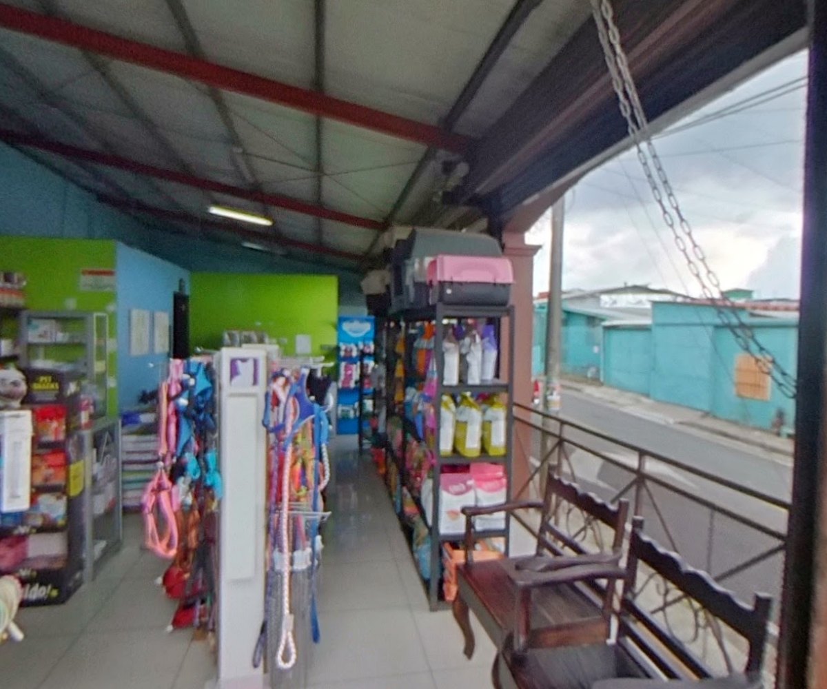 Pet shop de La Cuadra con correas, alimentos y accesorios